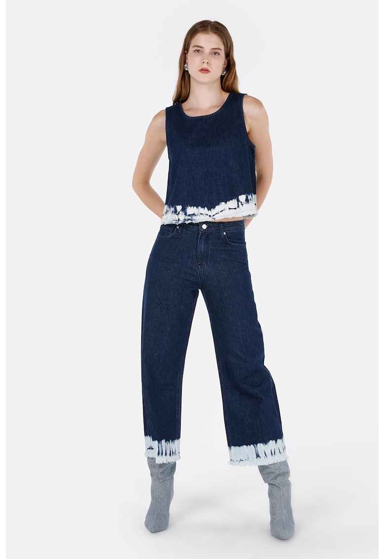 Blugi crop cu terminatii franjurate