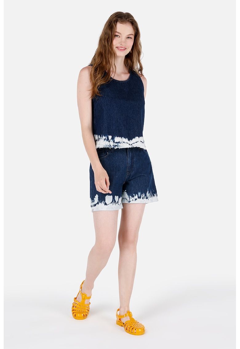 Blugi scurti cu terminatie contrastanta