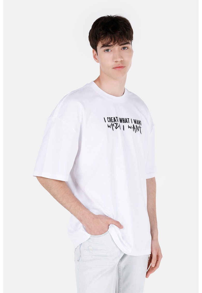Tricou cu decolteu la baza gatului si imprimeu text
