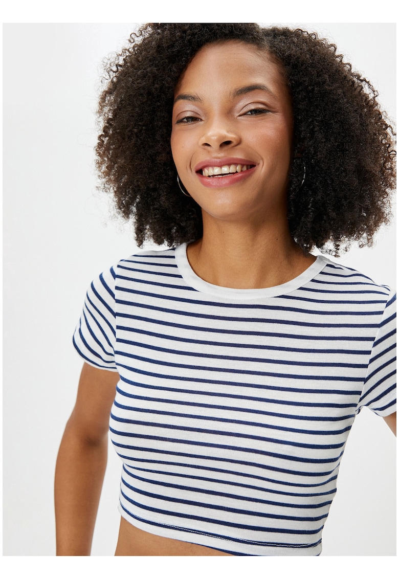 Tricou crop cu decolteu la baza gatului si model in dungi