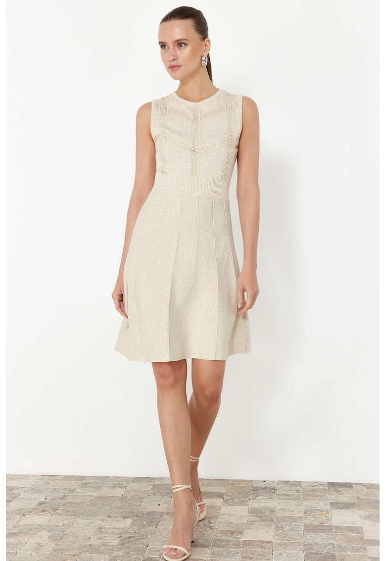 Rochie evazata cu garnitura de dantela crosetata