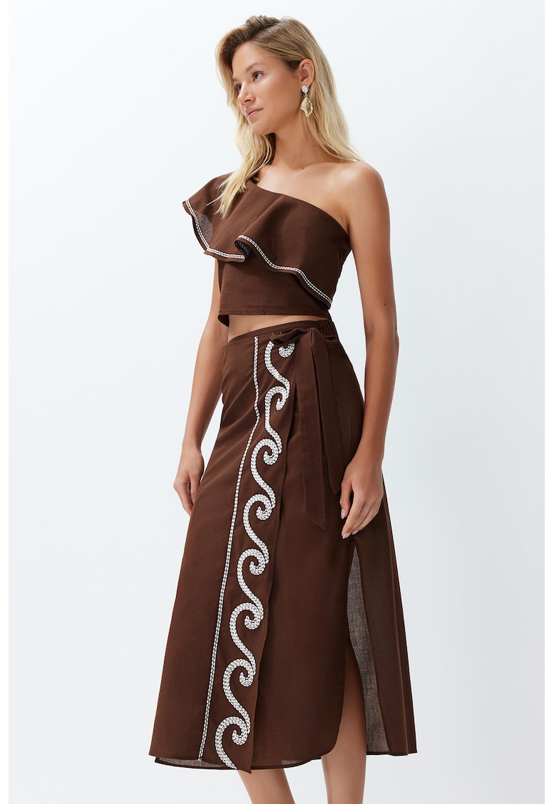 Set de fusta midi petrecuta si top crop cu decolteu pe un umar