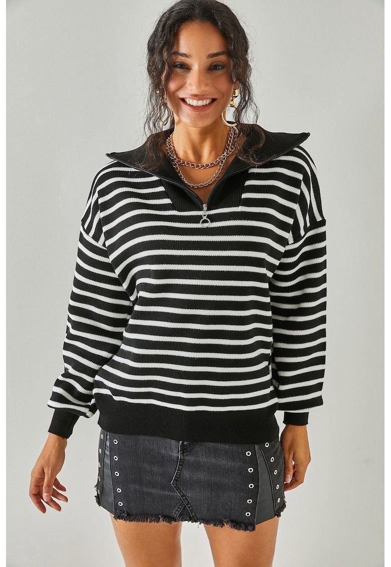 Bluza cu model in dungi si fenta scurta cu fermoar