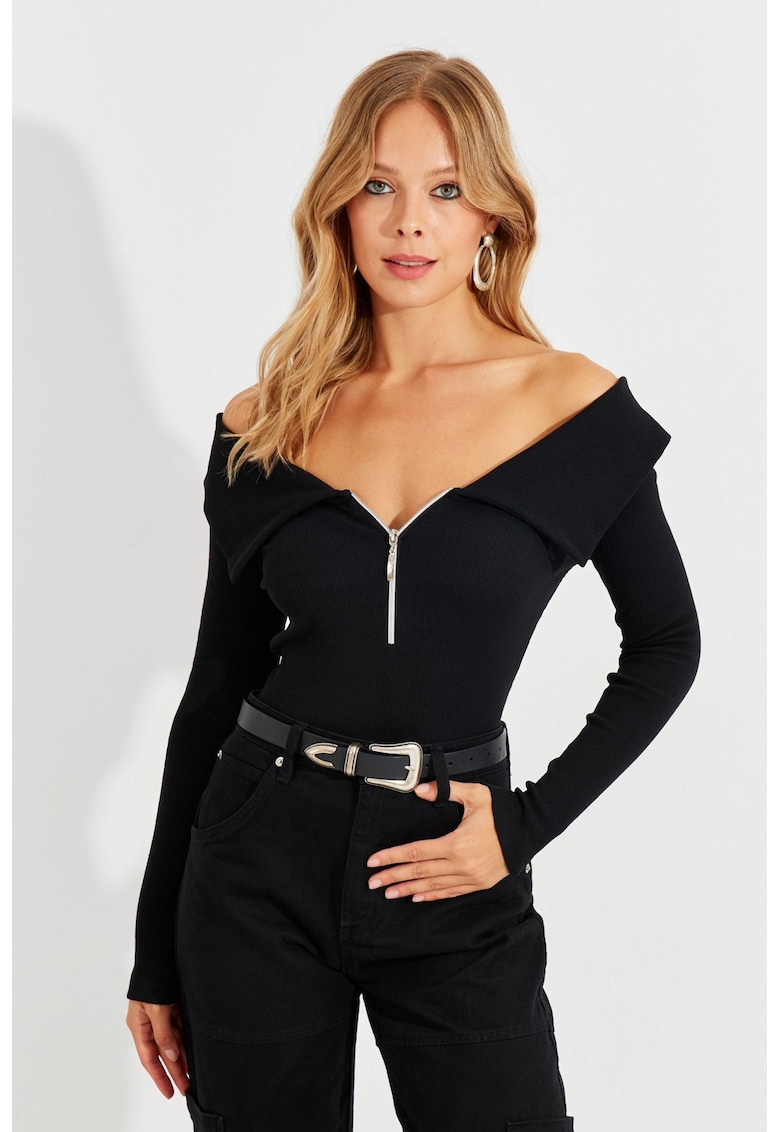 Bluza cu decolteu pe umeri si fenta scurta cu fermoar