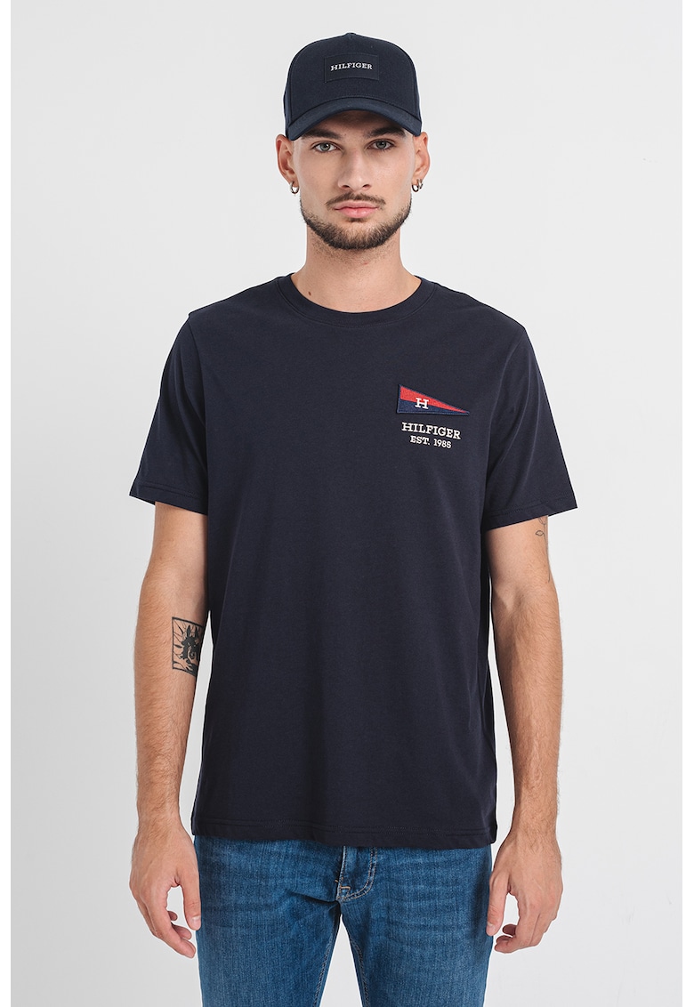 Tricou cu decolteu la baza gatului si logo brodat