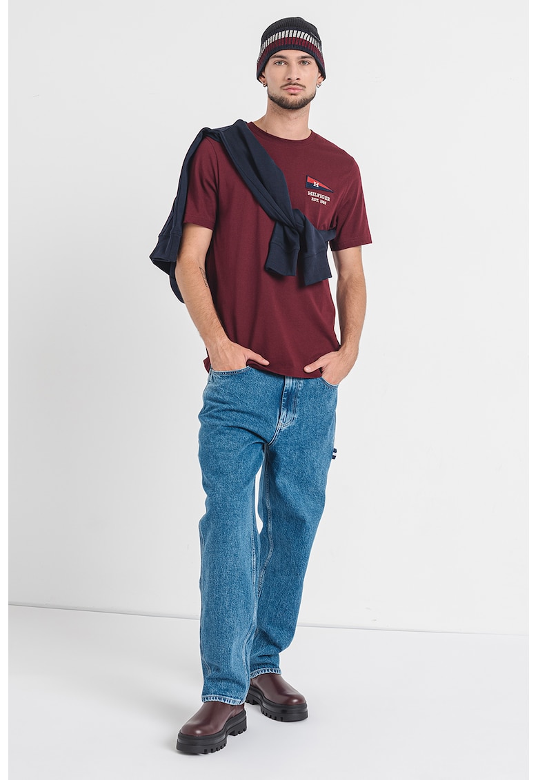 Tricou cu decolteu la baza gatului si logo brodat