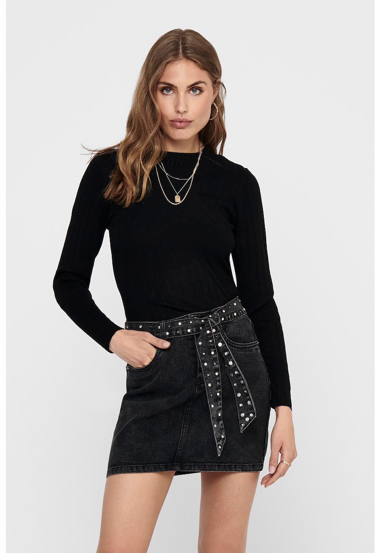 Pulover striat cu decolteu la baza gatului