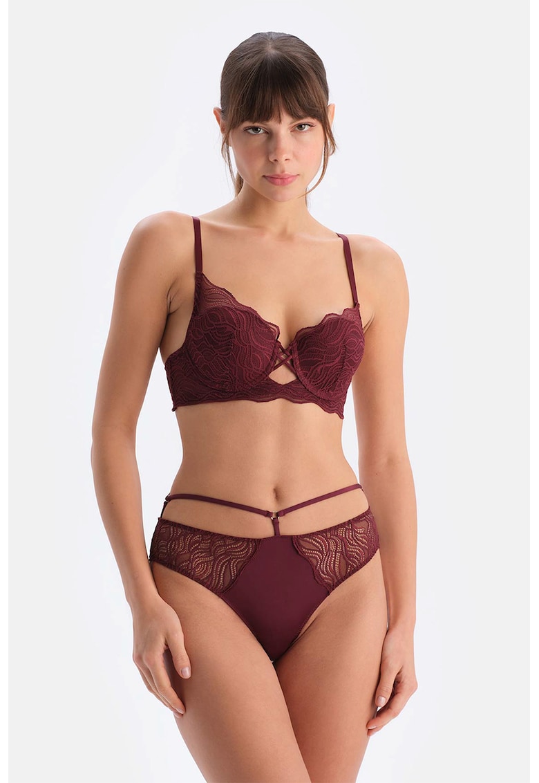 Sutien de dantela cu decupa Sutien de dantela cu decupa