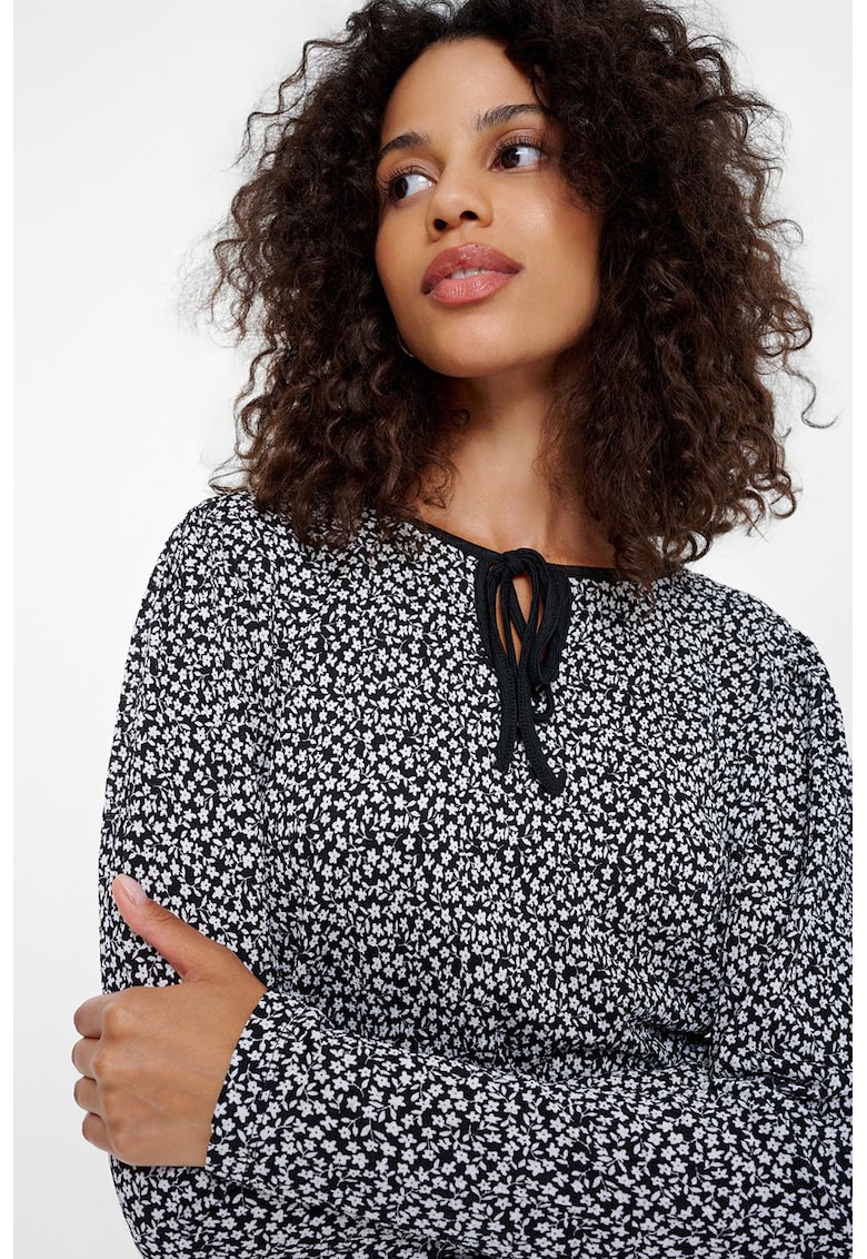 Bluza cu decolteu la baza gatului si model