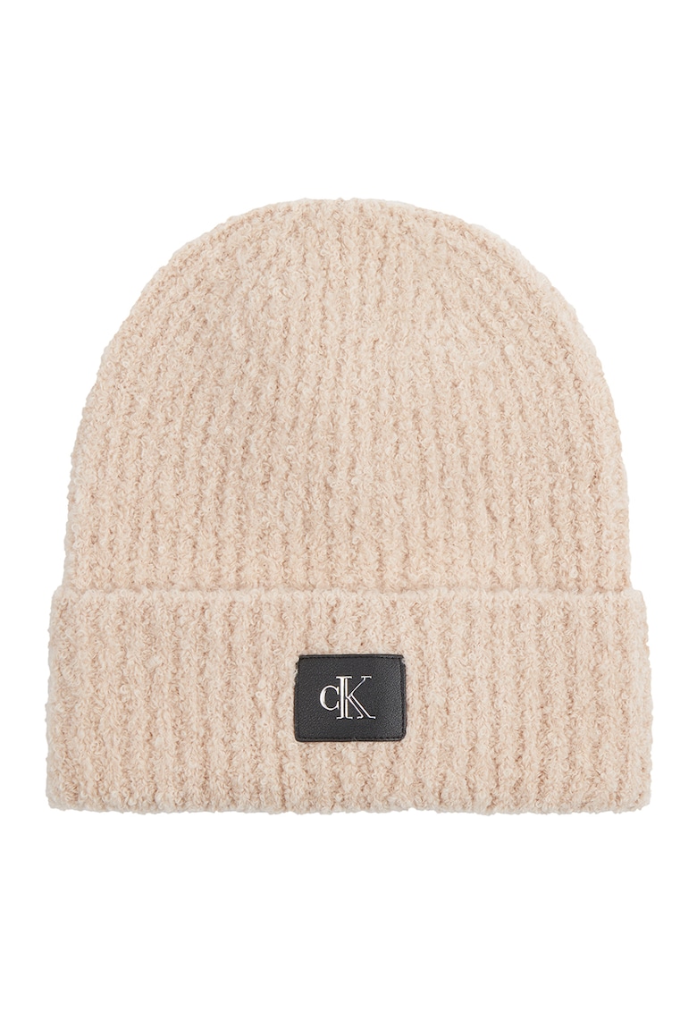 Caciula pufoasa cu detaliu logo