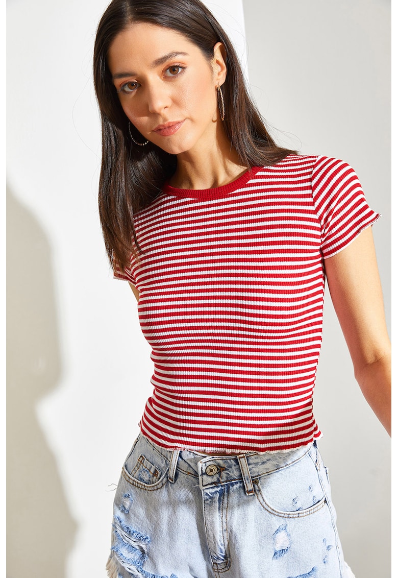 Tricou crop cu model in dungi si decolteu la baza gatului