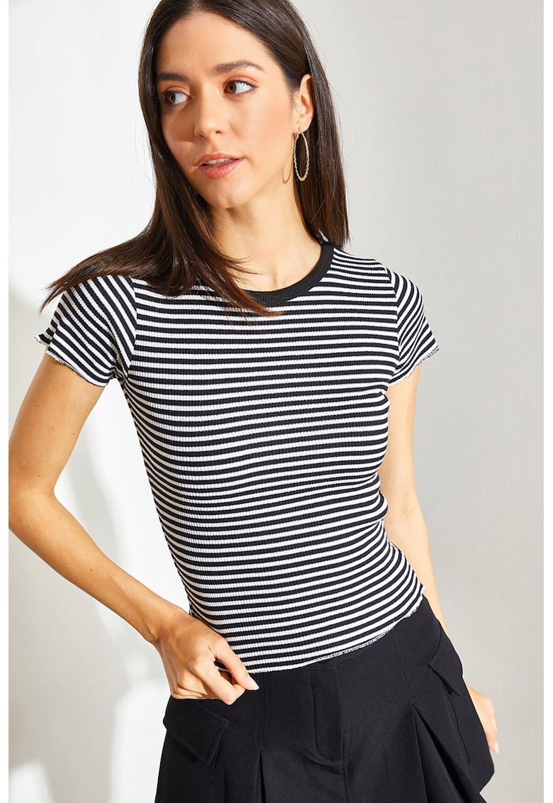 Tricou crop cu model in dungi si decolteu la baza gatului