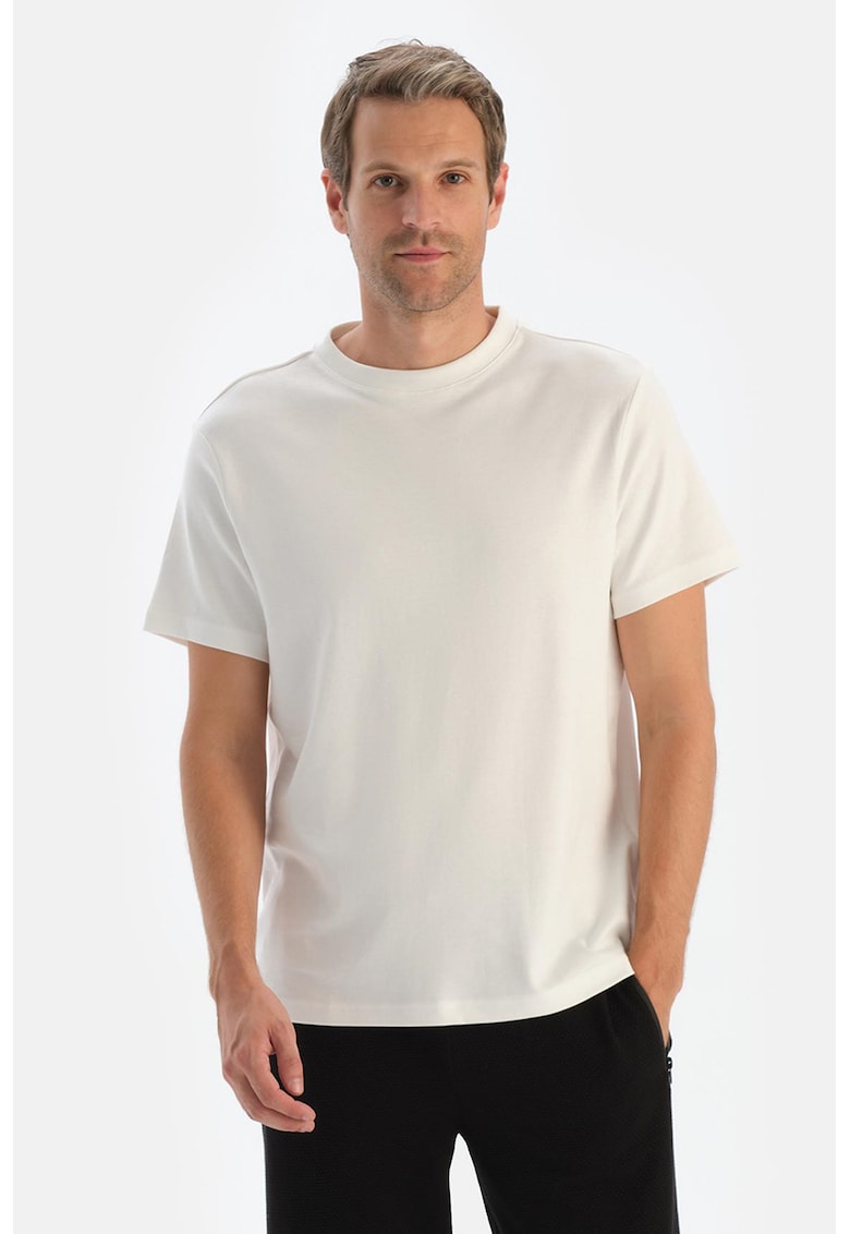 Tricou de casa cu decolteu la baza gatului