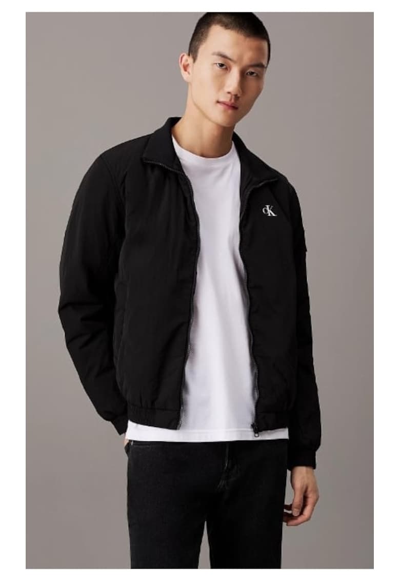 Geaca bomber barbati cu buzunare laterale si logo - J30J325592 - croiala Regular fir - Negru