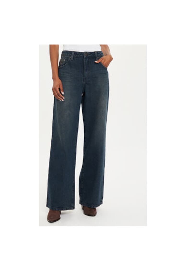 Blugi drepti cu croiala ampla