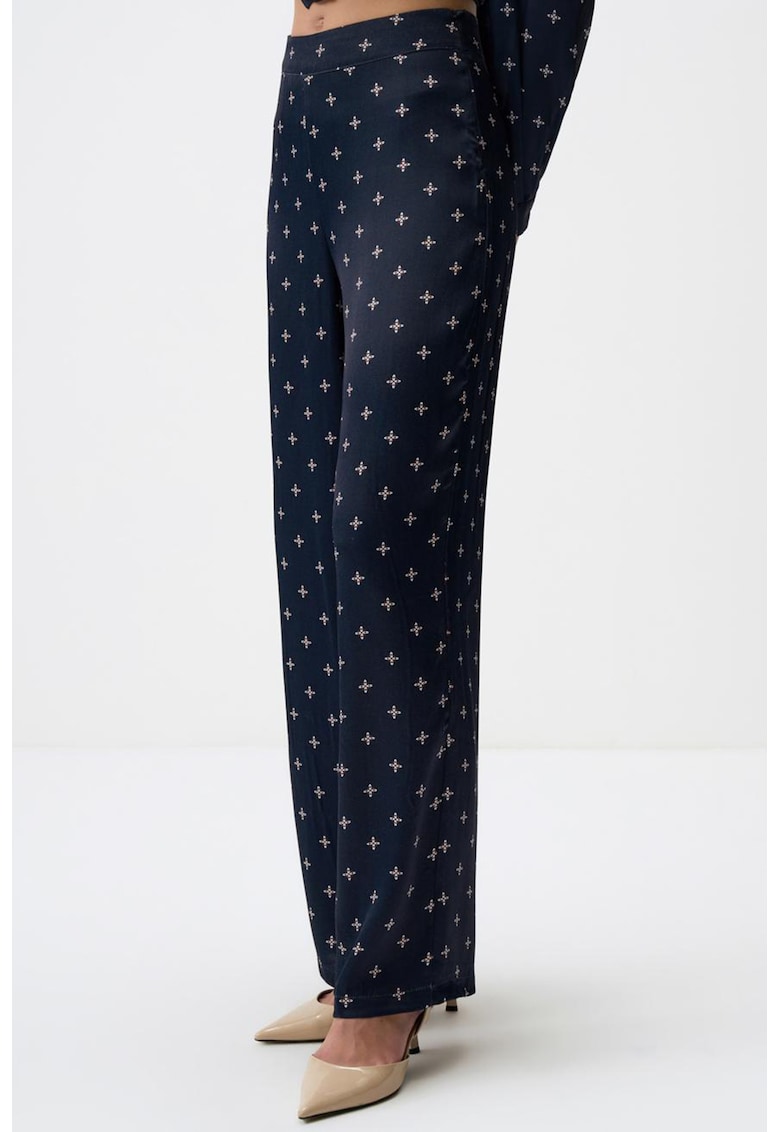 Pantaloni cu model si croiala ampla