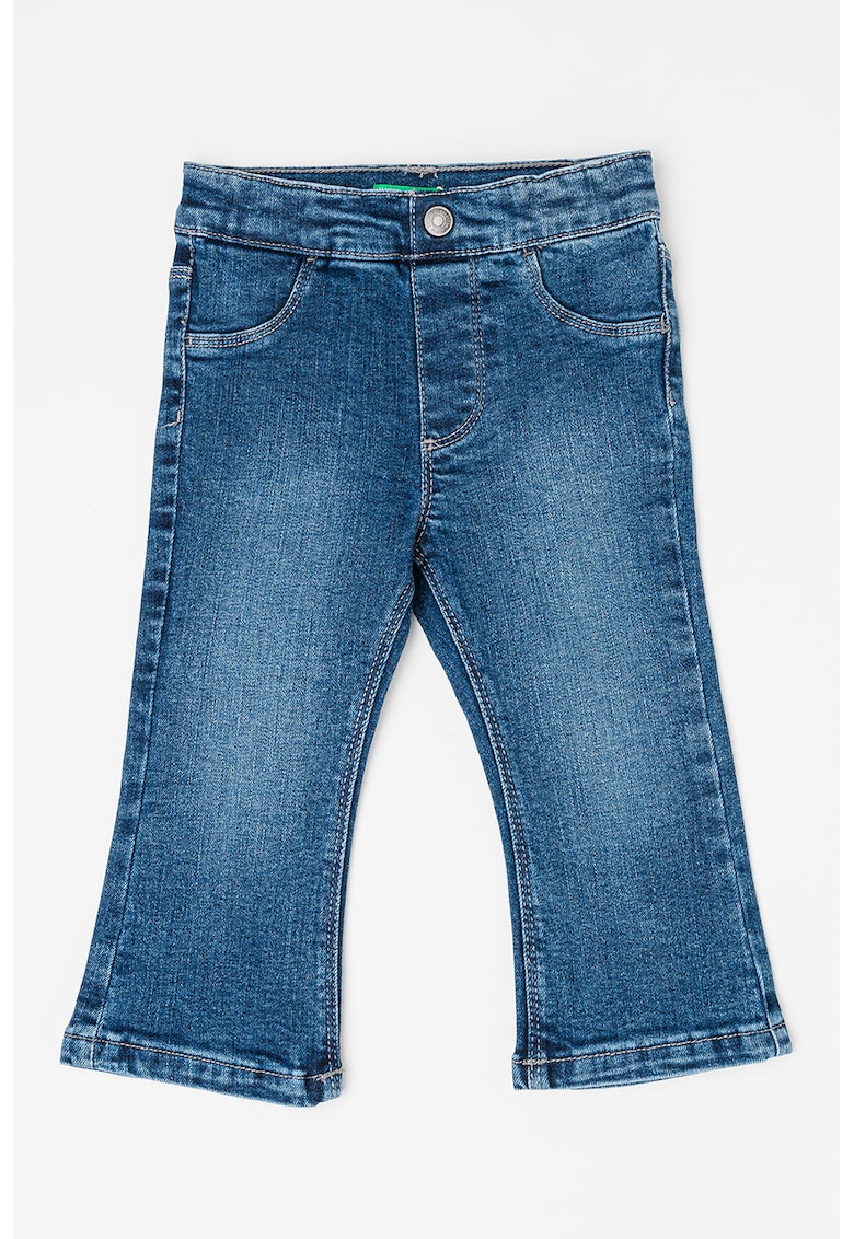 Blugi evazati cu decupaj