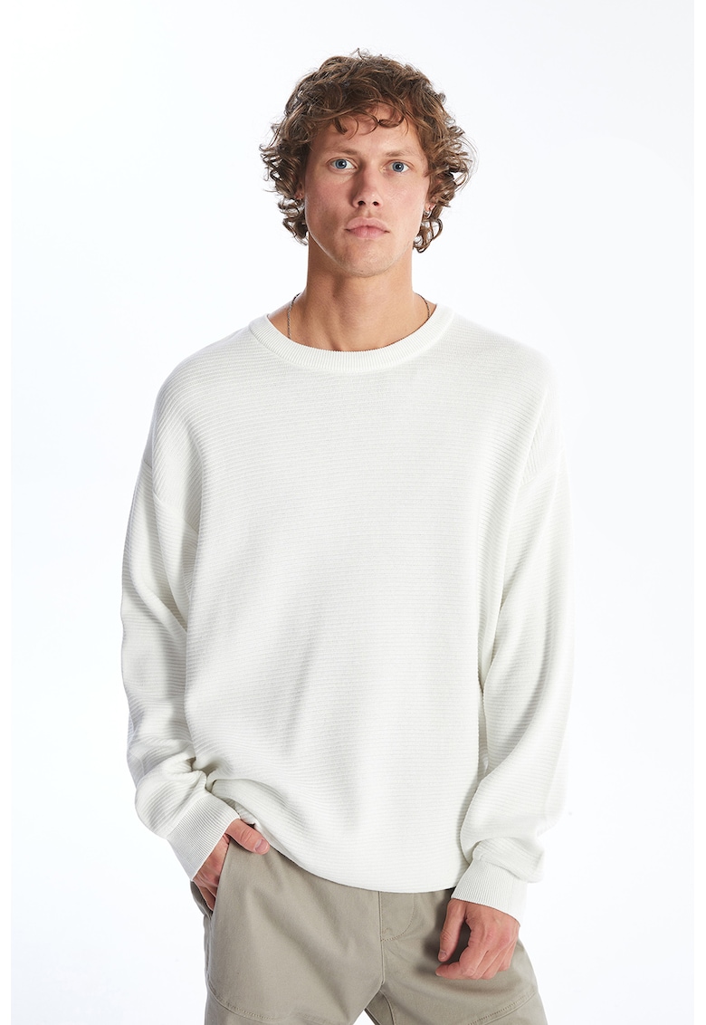 Pulover cu decolteu la baza gatului si maneci cazute