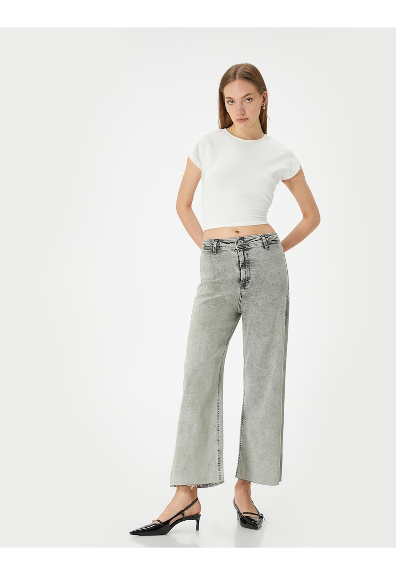 Blugi cu croiala ampla si aspect decolorat