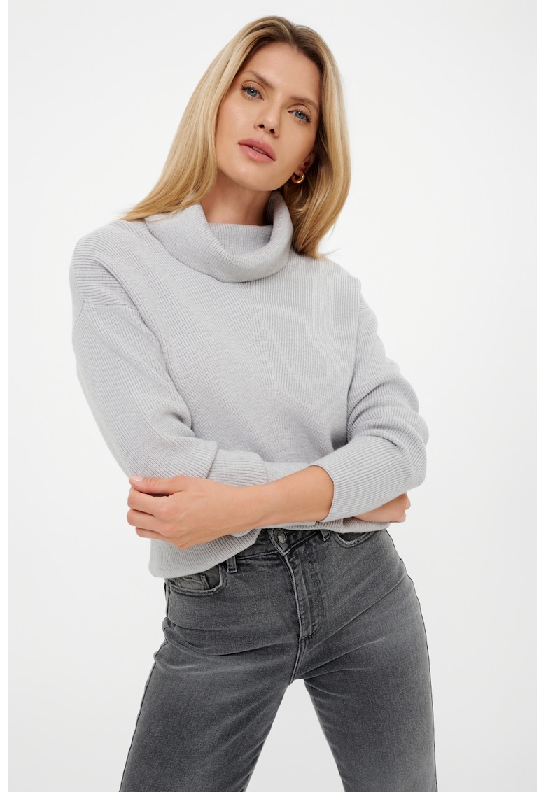 Pulover striat cu guler inalt si maneci cazute