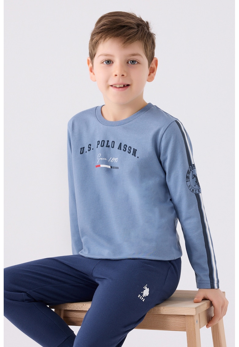 Pijama cu imprimeu logo si decolteu la baza gatului Pijama cu imprimeu logo si decolteu la baza gatului