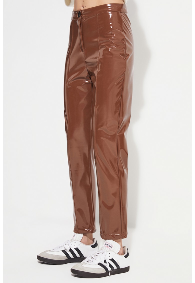 Pantaloni crop slim fit din piele lacuita