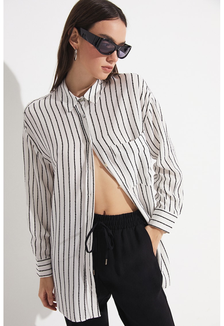 Camasa cu model in dungi si buzunar pe piept