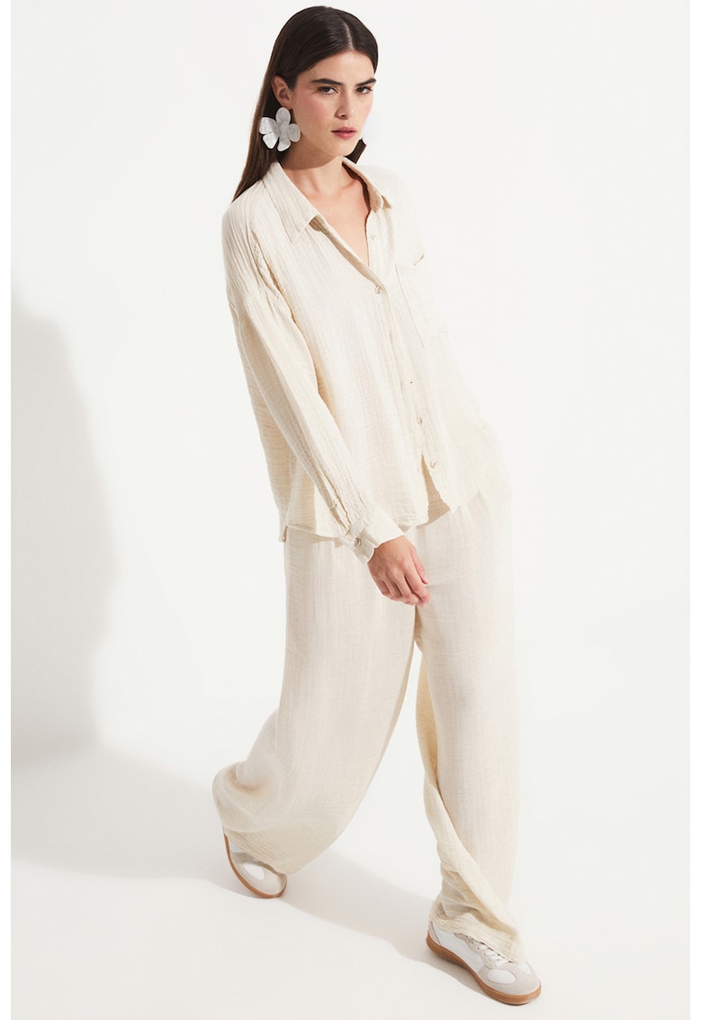 Pantaloni cu croiala ampla si buzunare laterale Pantaloni cu croiala ampla si buzunare laterale