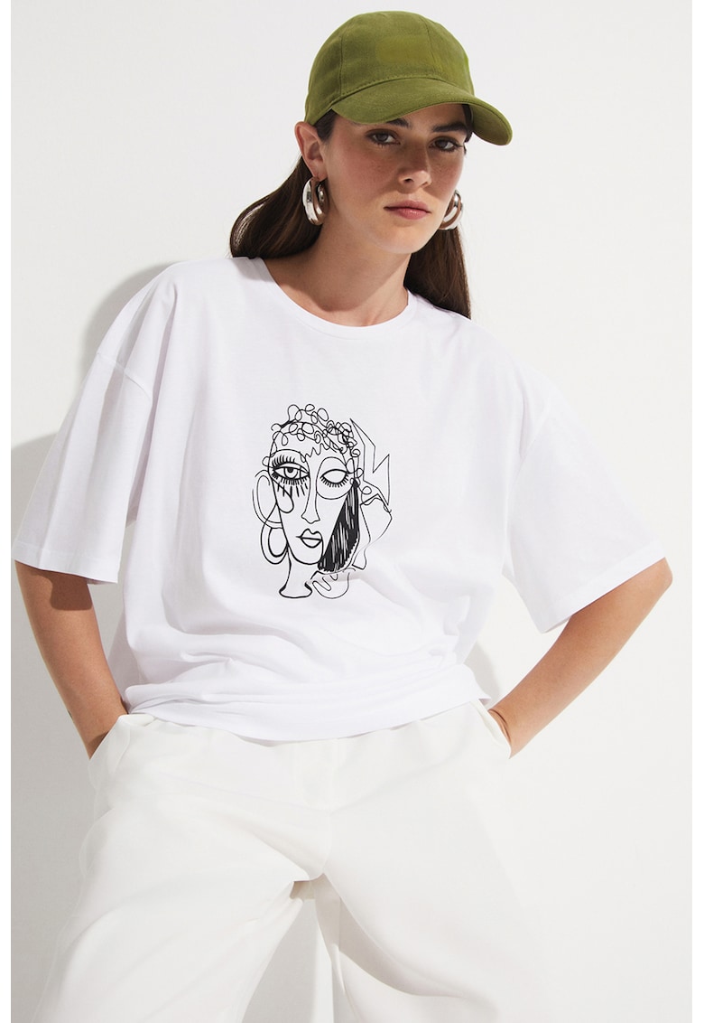 Tricou cu imprimeu grafic si decolteu la baza gatului Tricou cu imprimeu grafic si decolteu la baza gatului