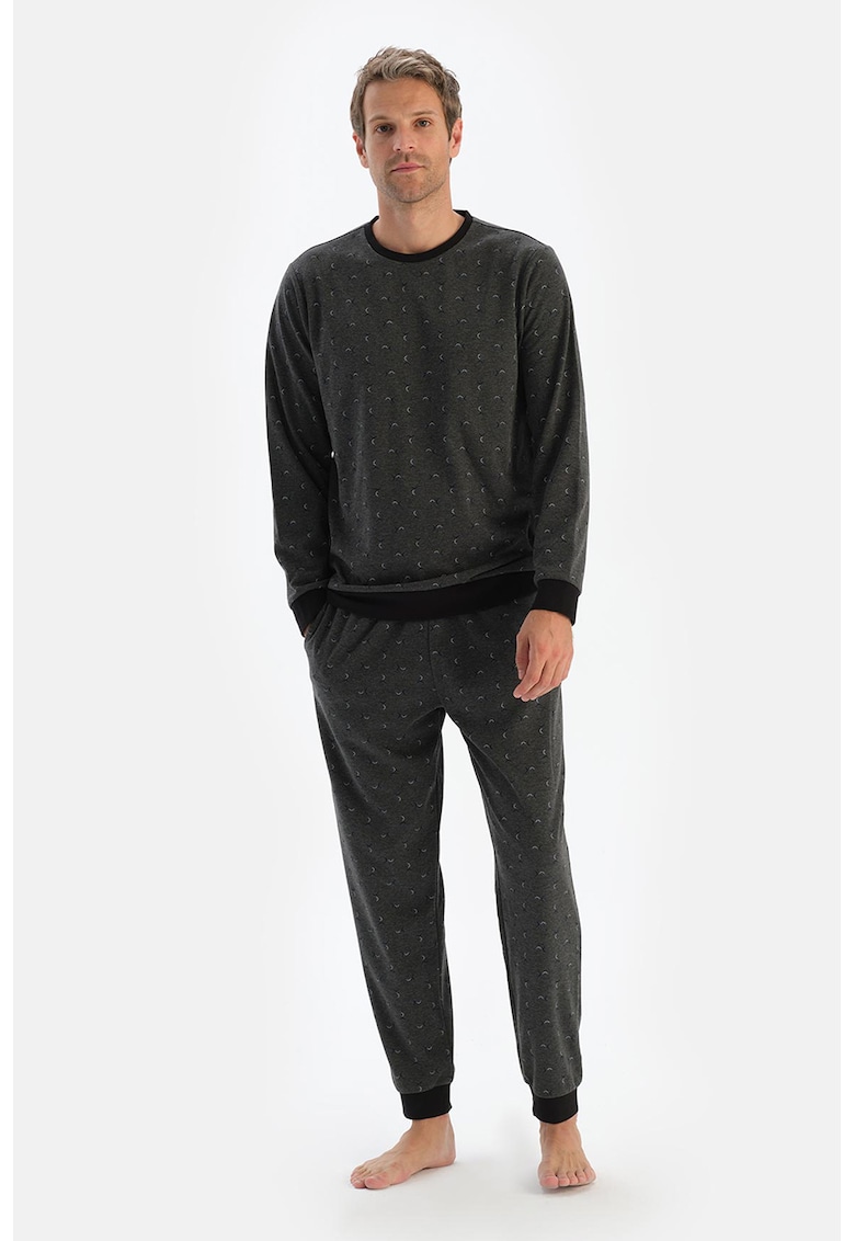 Pijama cu decolteu la baza gatului si pantaloni lungi