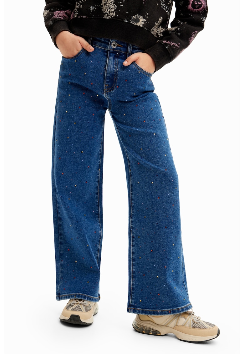 Blugi cu croiala ampla si aplicatii de strasuri