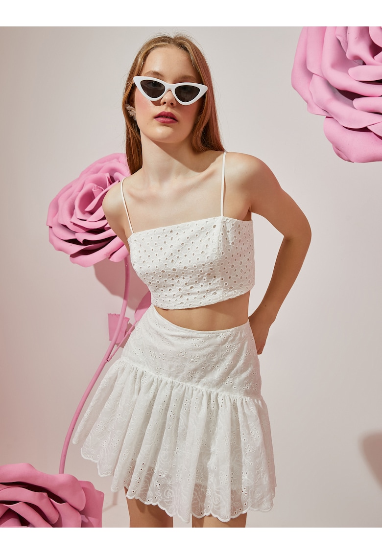 Top crop cu broderie