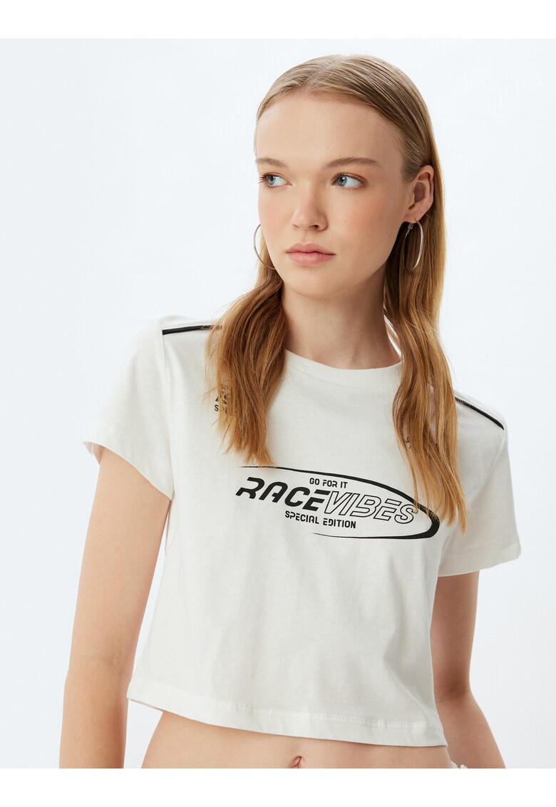 Tricou crop cu imprimeu text