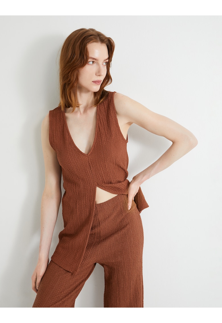 Bluza fara maneci cu decolteu in V si slit frontal