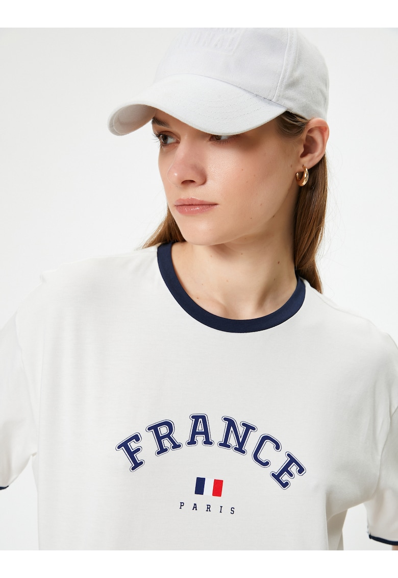 Tricou crop cu model text