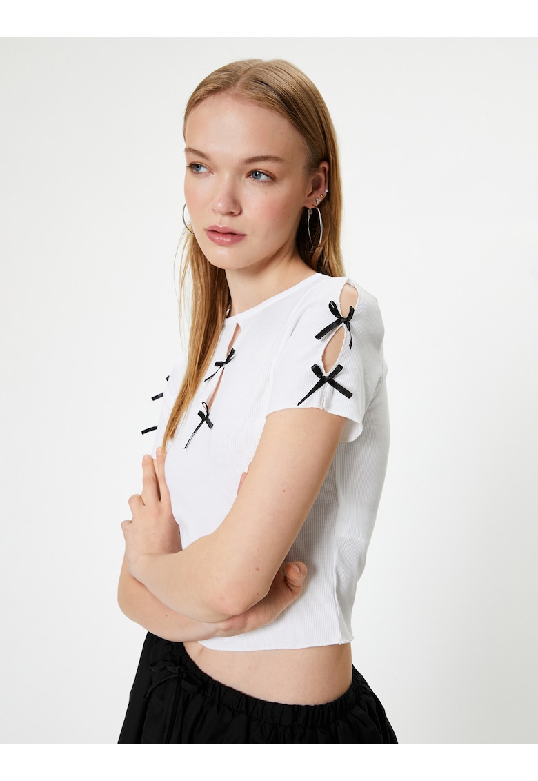 Tricou crop cu aplicatii cu funda
