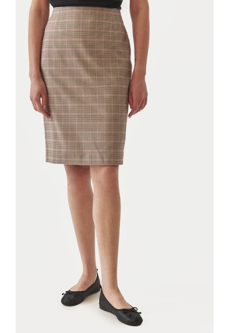 Fusta cu croiala creion si model in carouri