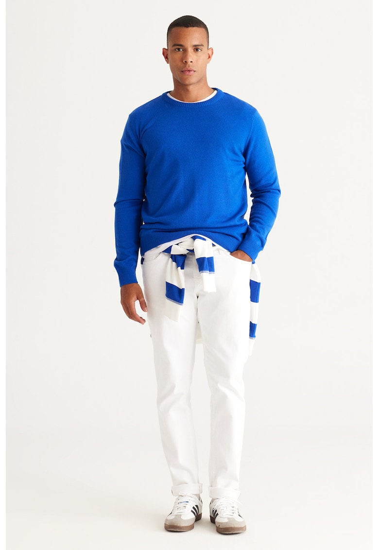 Pulover tricotat fin cu decolteu la baza gatului