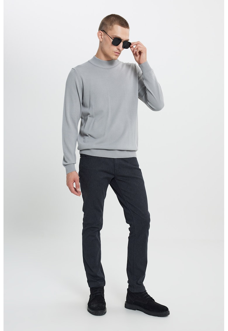 Pulover tricotat fin cu guler scurt