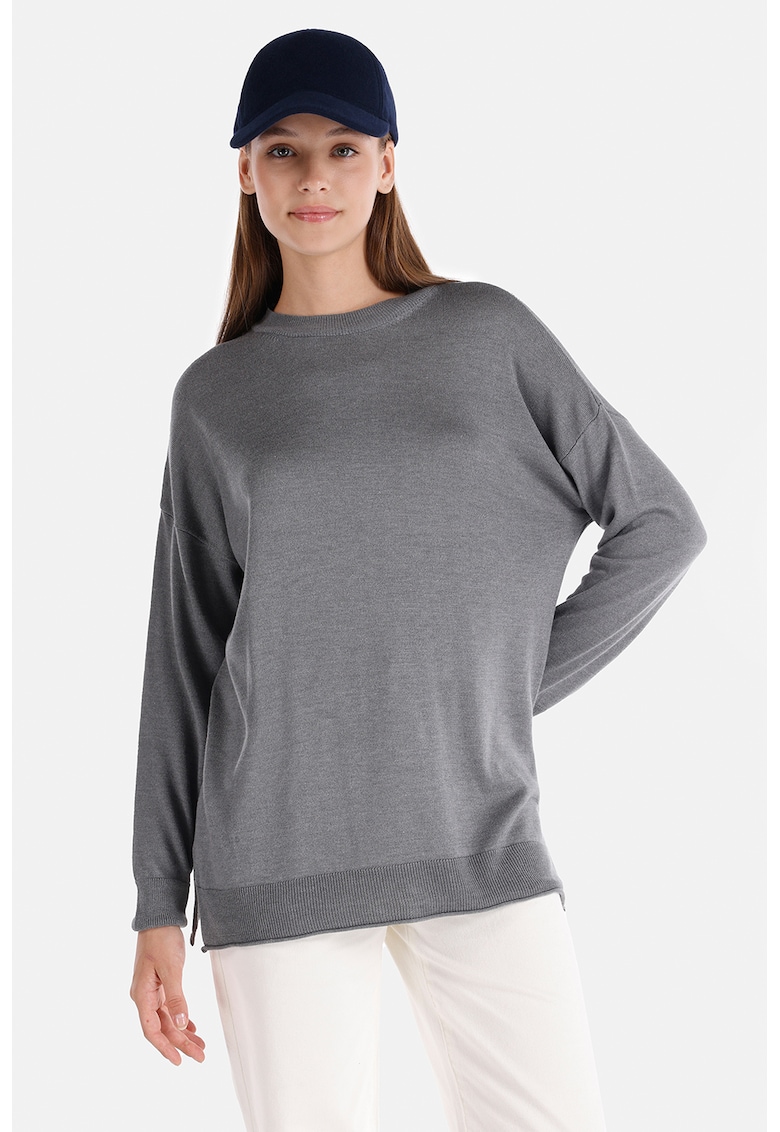 Pulover cu decolteu la baza gatului si maneci cazute