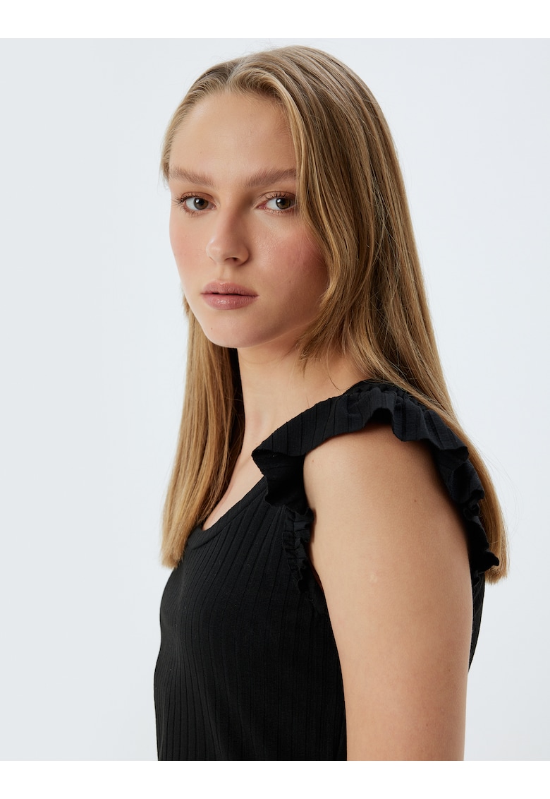 Top cu volane pe umeri