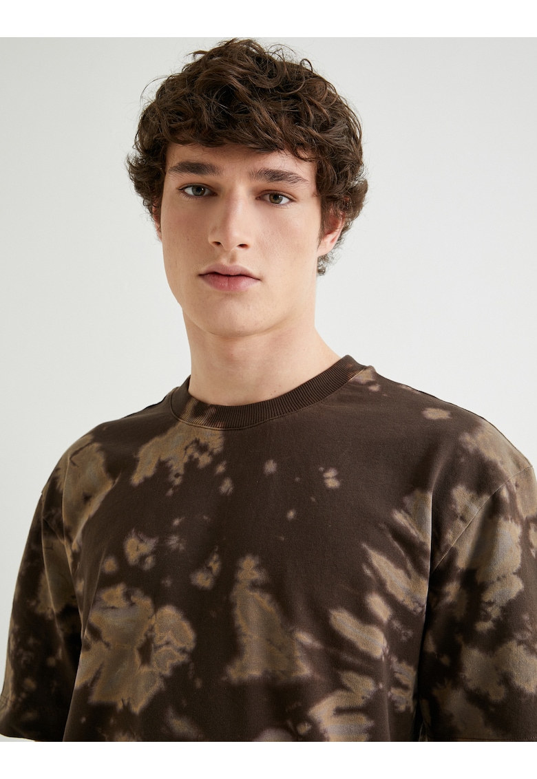 Tricou cu model tie-dye si decolteu la baza gatului