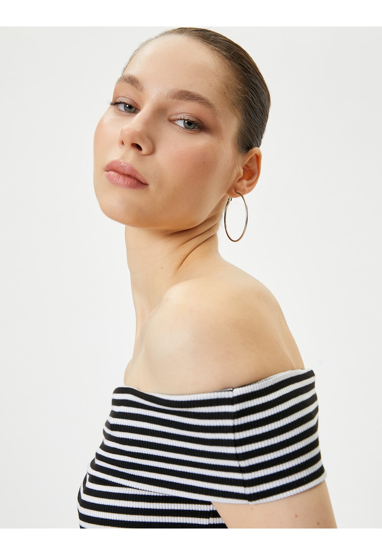 Tricou slim fit cu decolteu pe umeri - Negru