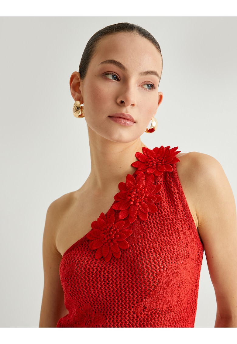 Top din tricot cu decolteu pe un umar