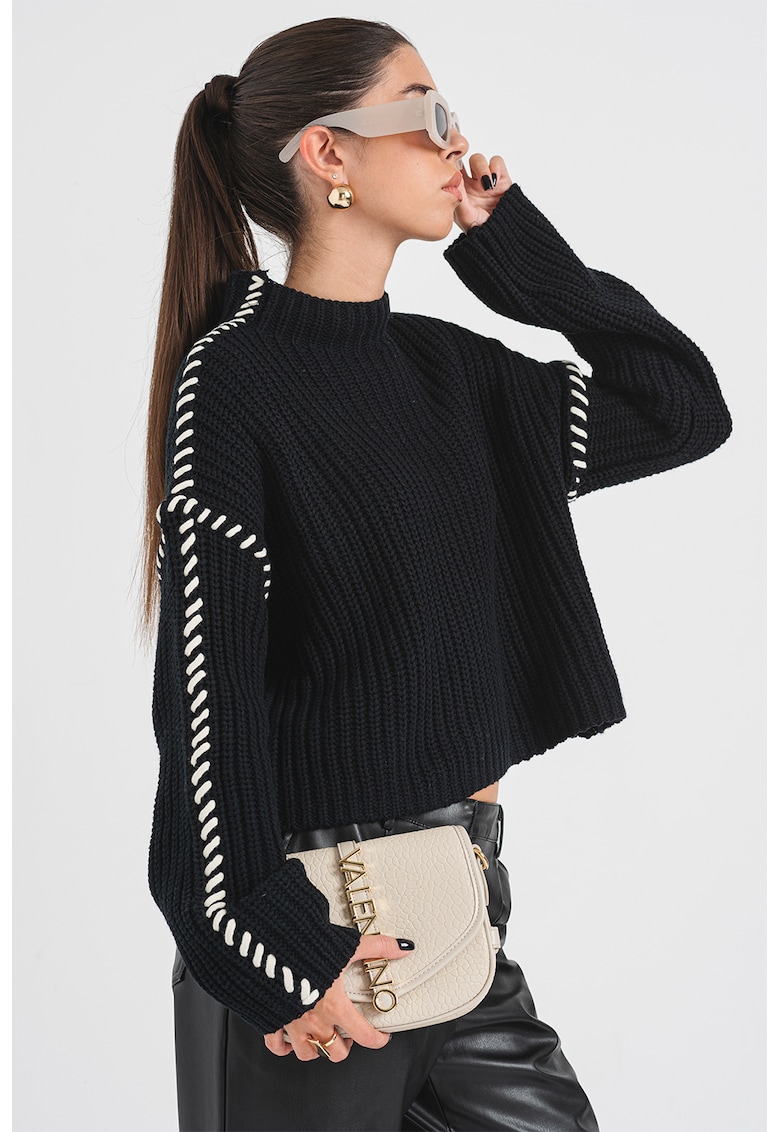 Pulover cu decolteu la baza gatului si maneci cazute