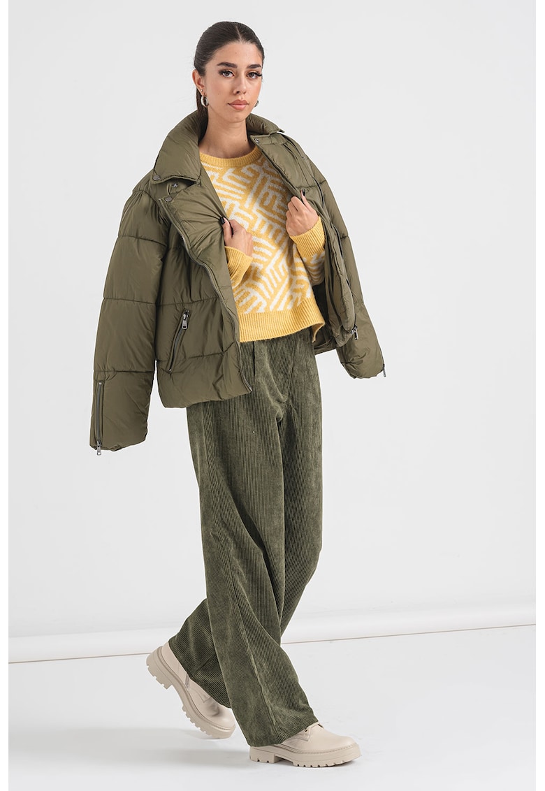 Pulover cu model si decolteu la baza gatului