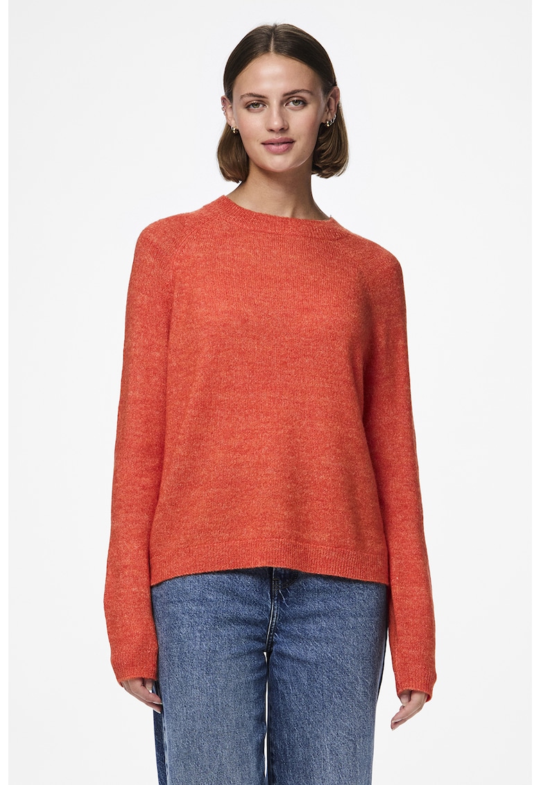 Pulover cu decolteu la baza gatului si model uni