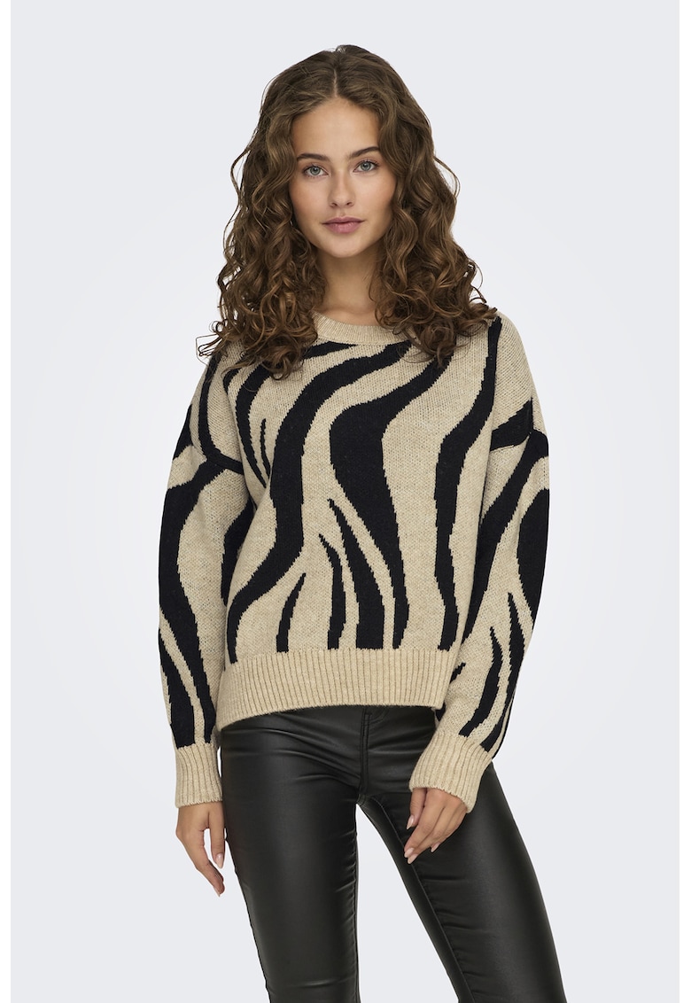 Pulover cu model si decolteu la baza gatului