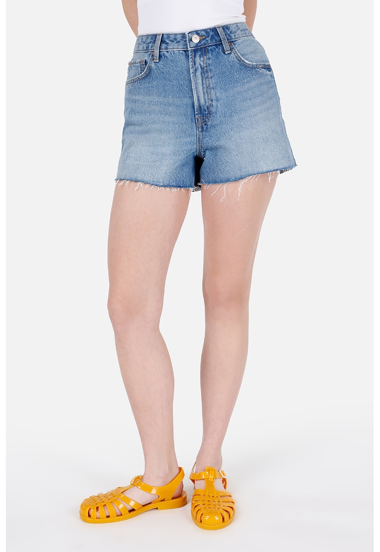 Blugi scurti cu terminatii nefinisate