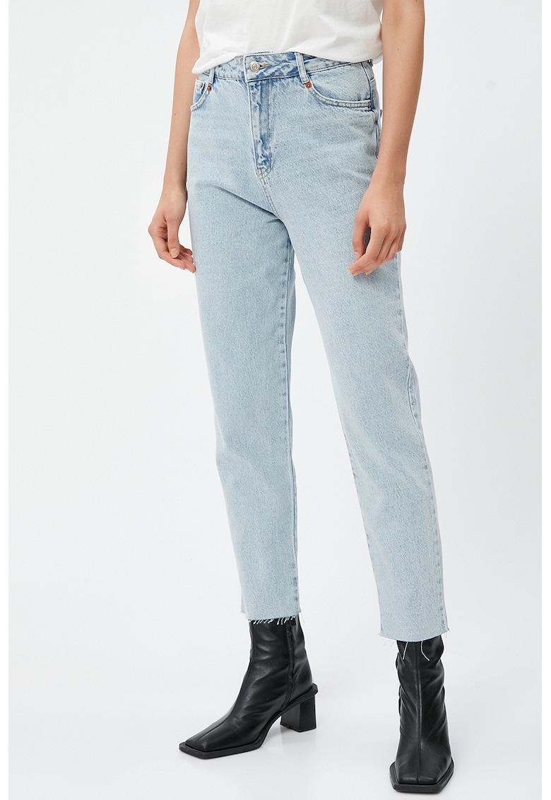 Blugi mom fit cu terminatie franjurata